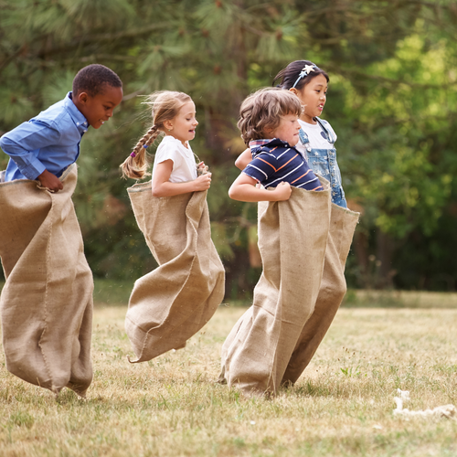 Organiseer een kinderfeestje met deze 10 Oud-Hollandse Spelletjes.