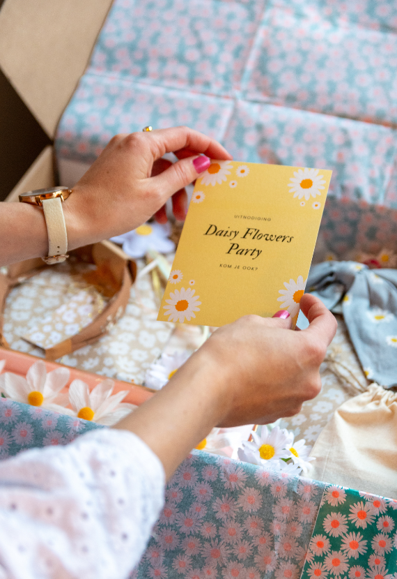 Betoverende uitnodigingen voor jouw Daisy Flowers Kinderfeestje!